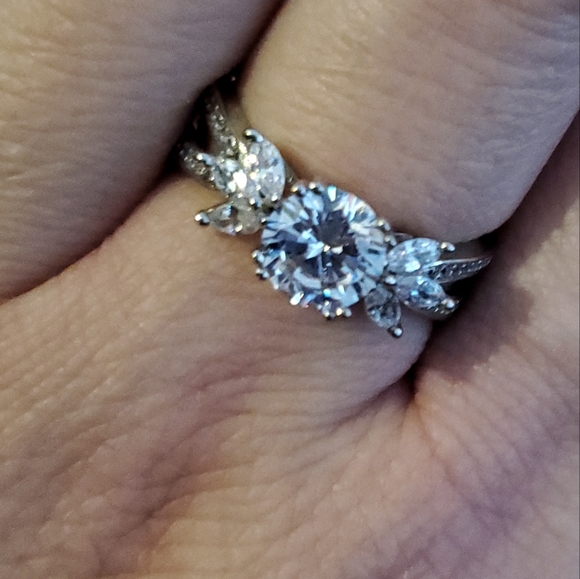 9  $30 💍🤍  NWT round center faux diamond stone with marquee flanks - Picture 10 of 13